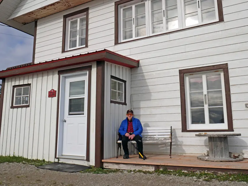 Senior man sitting on a bench out side of Anticosti-island's home / Un homme âgé assis sur un banc à l'extérieur de la maison d'Anticosti-island