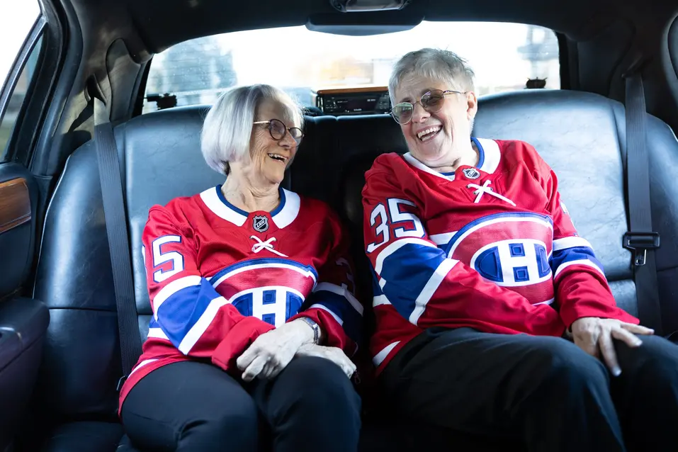 Claudette and her sister are heading towards the Montreal Canadiens game at Bell centre / Claudette et sa soeur se dirigent vers le match des Canadiens de Montréal au Centre Bell.
