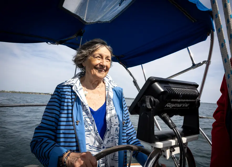 Senior woman is sailing across Lake Ontario / Une femme âgée traverse le lac Ontario à la voile