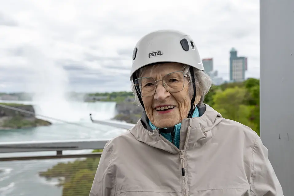 Senior woman wearing a hamlet ready for a zipline ride / Femme âgée portant un hamlet, prête à faire une descente en tyrolienne