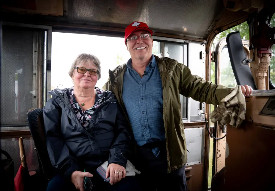 Senior couple is on the Engineer's Seat / Un couple âgé est assis sur le siège de l'ingénieur