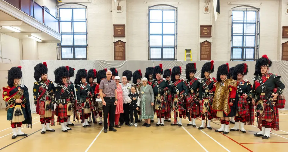 Louise and Raymond are posing with the Black Watch, the oldest Highland regiment in Canada / Louise et Raymond posent avec le Black Watch, le plus ancien régiment des Highlands au Canada