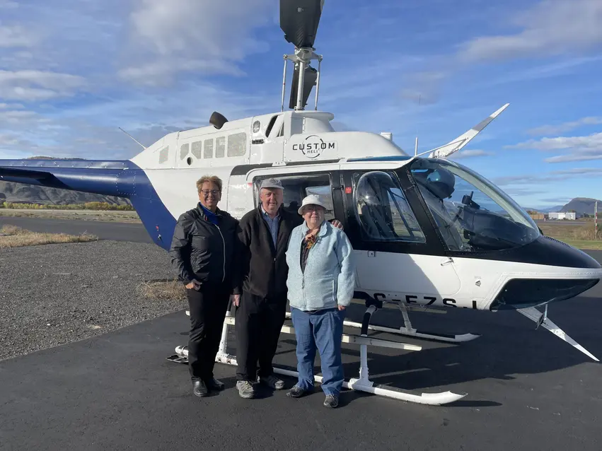 Don and his sister are posing in front of the helicopter / Don et sa sœur posent devant l'hélicoptère.