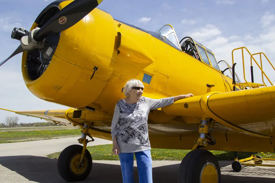 Jean is posing in front of the plane / Jean pose devant l'avion